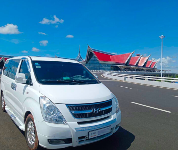 Van frente al aeropuerto SAI